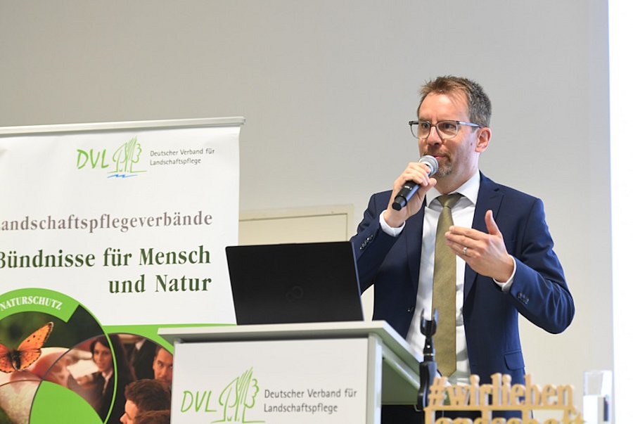 Mann am Rednerpult