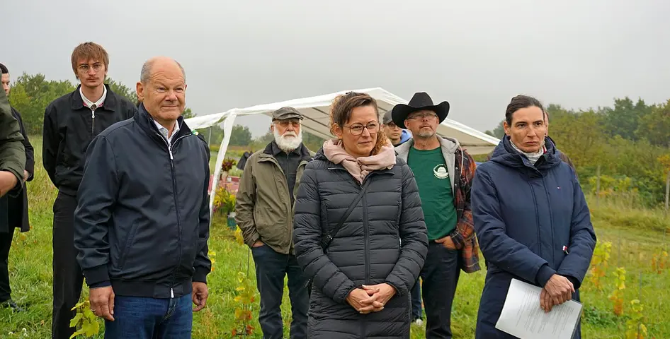 Exkursion im KoMBI-Projekt ©M. Stüber, DVL Dr. Olivia Kummel (re), Geschäftsführerin des LPV Potsdamer Kulturlandschaft, erläutert Altkanzler Olaf Scholz MdB (li) und Brandenburgs Landwirtschaftsministerin Hanka Mittelstädt MdL (Mitte) die Tätigkeit der Kooperative des LPV.