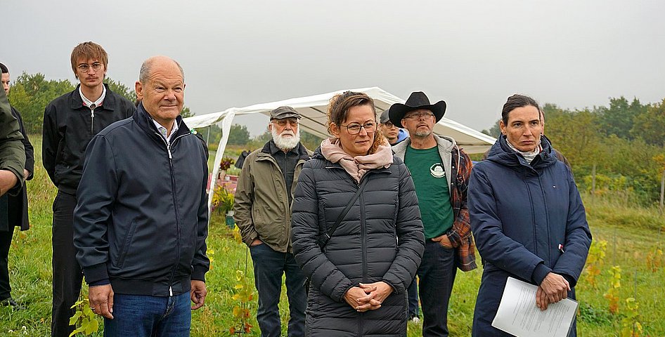 Exkursion im KoMBI-Projekt ©M. Stüber, DVL Dr. Olivia Kummel (re), Geschäftsführerin des LPV Potsdamer Kulturlandschaft, erläutert Altkanzler Olaf Scholz MdB (li) und Brandenburgs Landwirtschaftsministerin Hanka Mittelstädt MdL (Mitte) die Tätigkeit der Kooperative des LPV.