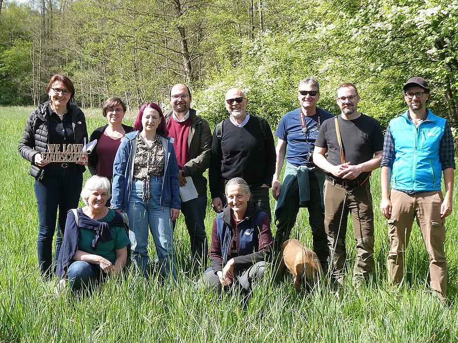 Besichtigung einer möglichen Maßnahmenfläche am Rande des FFH-Gebiets „Rainer Wald“ im Landkreis Straubing-Bogen. ©DVL