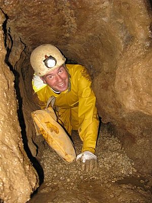 Mann in einer Höhle