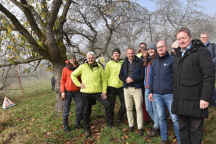 Gruppenbild auf Streuobstwiese