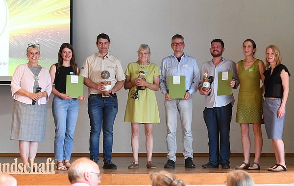Gruppenbild auf Bühne