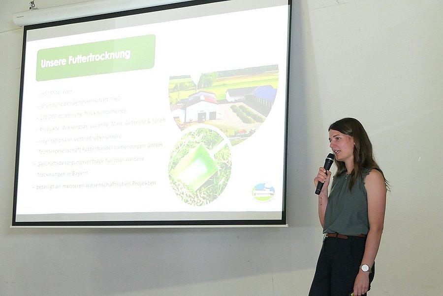 Laura Breimeir von der Futtertrocknung Lamerdingen stellt die Idee der Kaskadennutzung von Extensivgras vor. ©DVL