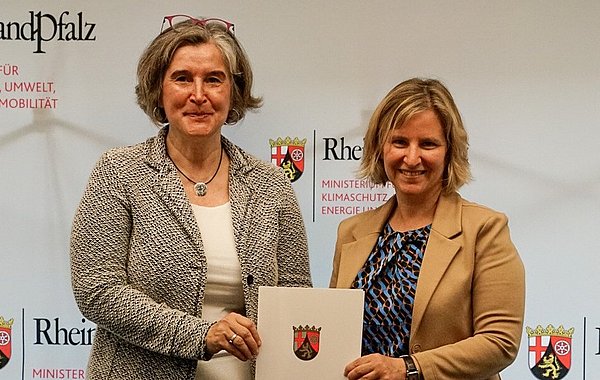 DVL-Vorsitzende Maria Noichl und die rheinland-pfälzische Umweltministerin Katrin Eder halten den unterschriebenen Kooperationsvertrag gemeinsam in den Händen.