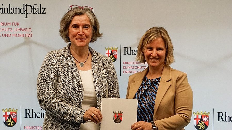 DVL-Vorsitzende Maria Noichl und die rheinland-pfälzische Umweltministerin Katrin Eder halten den unterschriebenen Kooperationsvertrag gemeinsam in den Händen.