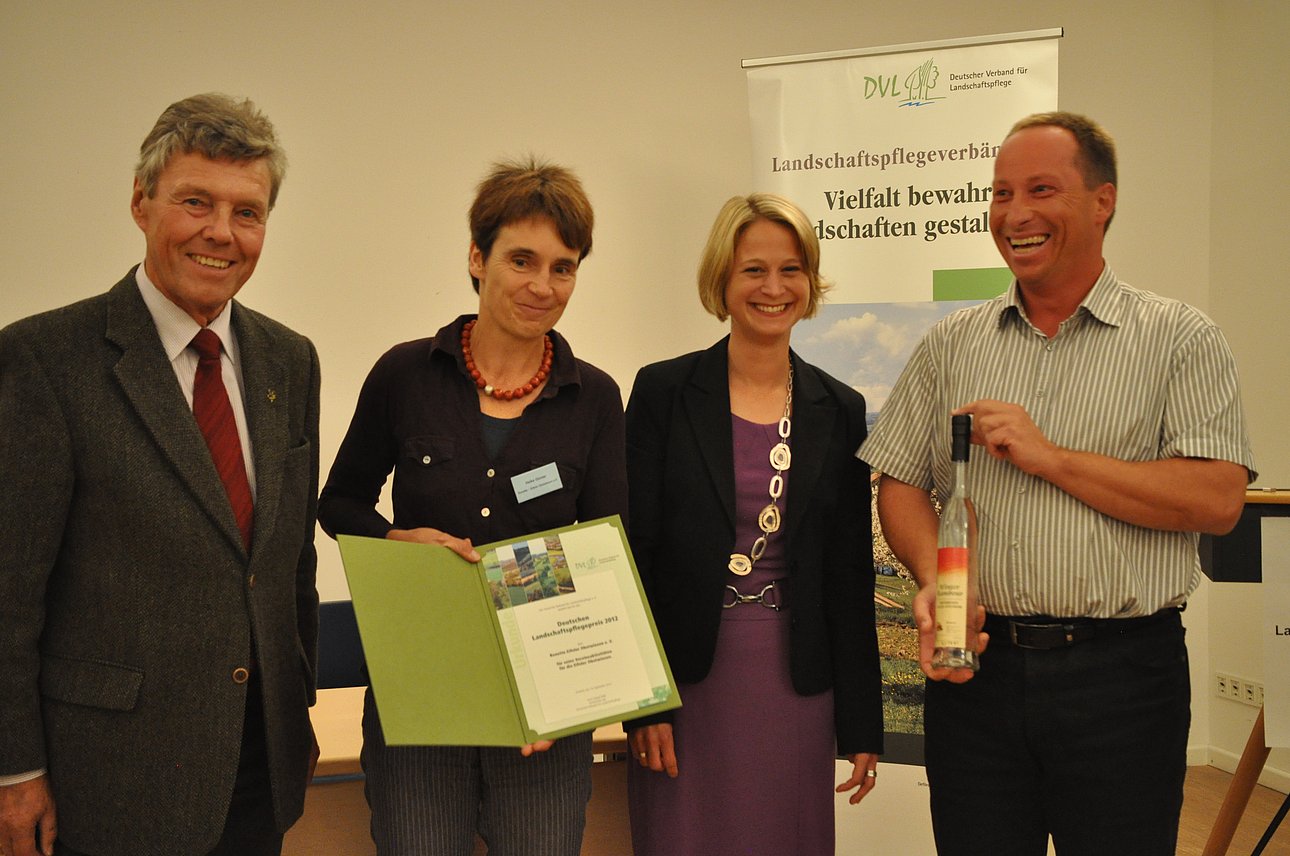 Preisträger des Deutschen Landschaftspflegetages 2012 bei der Überreichung der Urkunde