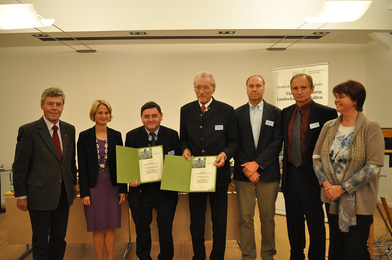 Preisträger des Deutschen Landschaftspflegepreises 2012 bei der Überreichung der Urkunde