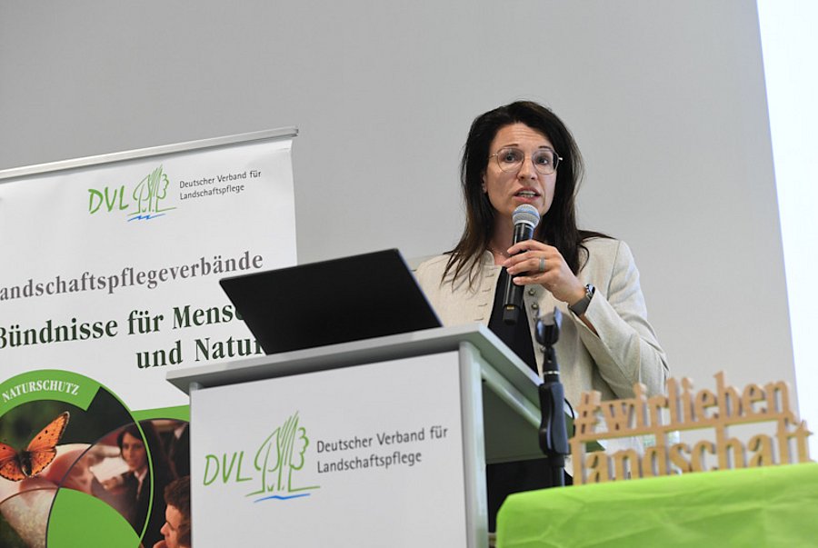 Frau am Rednerpult