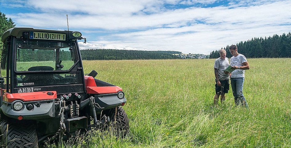 2 Männer beraten sich auf dem Feld