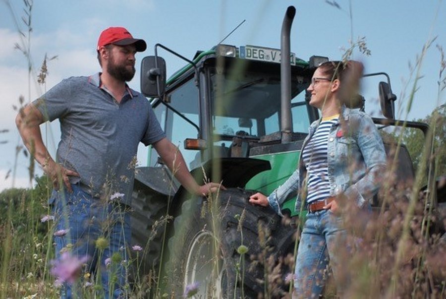 Charlotte Pohse (LPV Main-Spessart) berät einen Landwirt