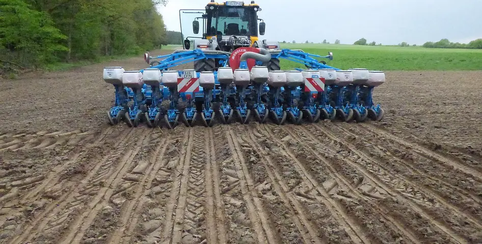 Aussaat der Silphie ©Thomas Bigalke, DVL Traktor mit Aussaatgerät fährt auf Feld