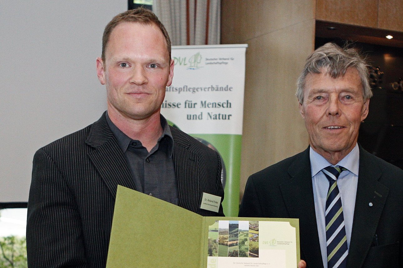 Der Preisträger mit seiner Urkunde steht neben DVL-Vorsitzenden Josef Göppel
