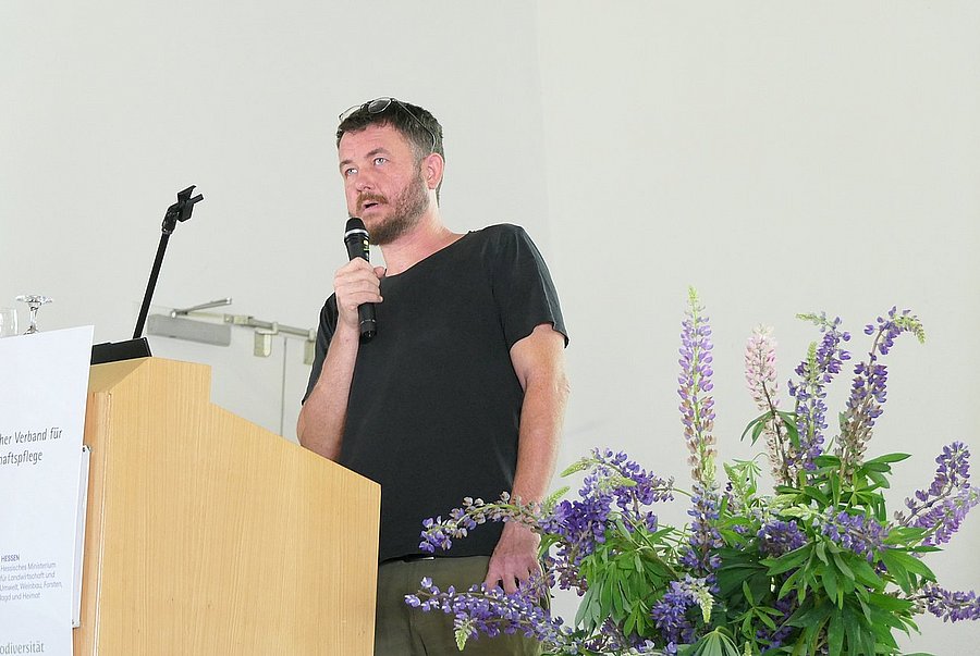 Timo Friesland von der Ammersee Obstbau GmbH stellt seine Idee der Pflanztöpfe aus Gras und Schafswolle vor. ©DVL